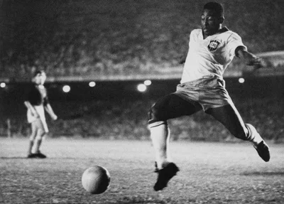 Pelé em seu primeiro jogo pela Seleção Brasileira