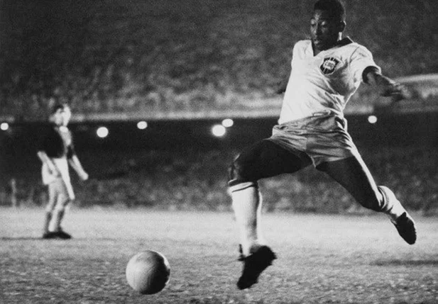 Pelé em seu primeiro jogo pela Seleção Brasileira