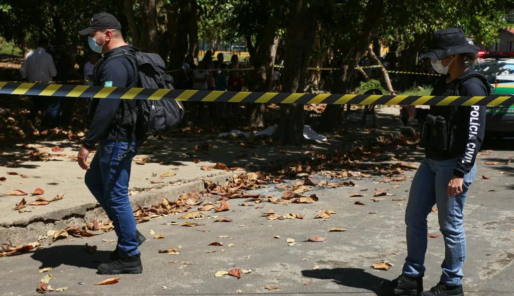 Policiais civis no local do crime