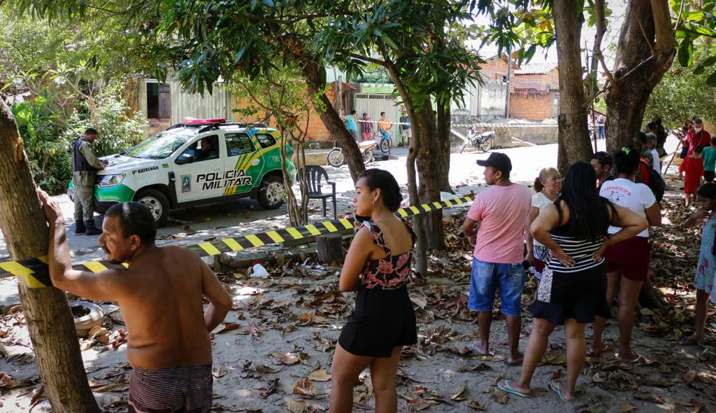 Policiais isolaram a área