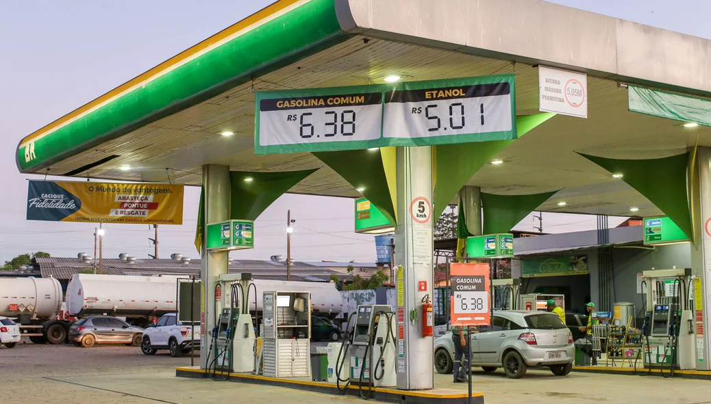 Posto de combustíveis com gasolina a R$ 6,38