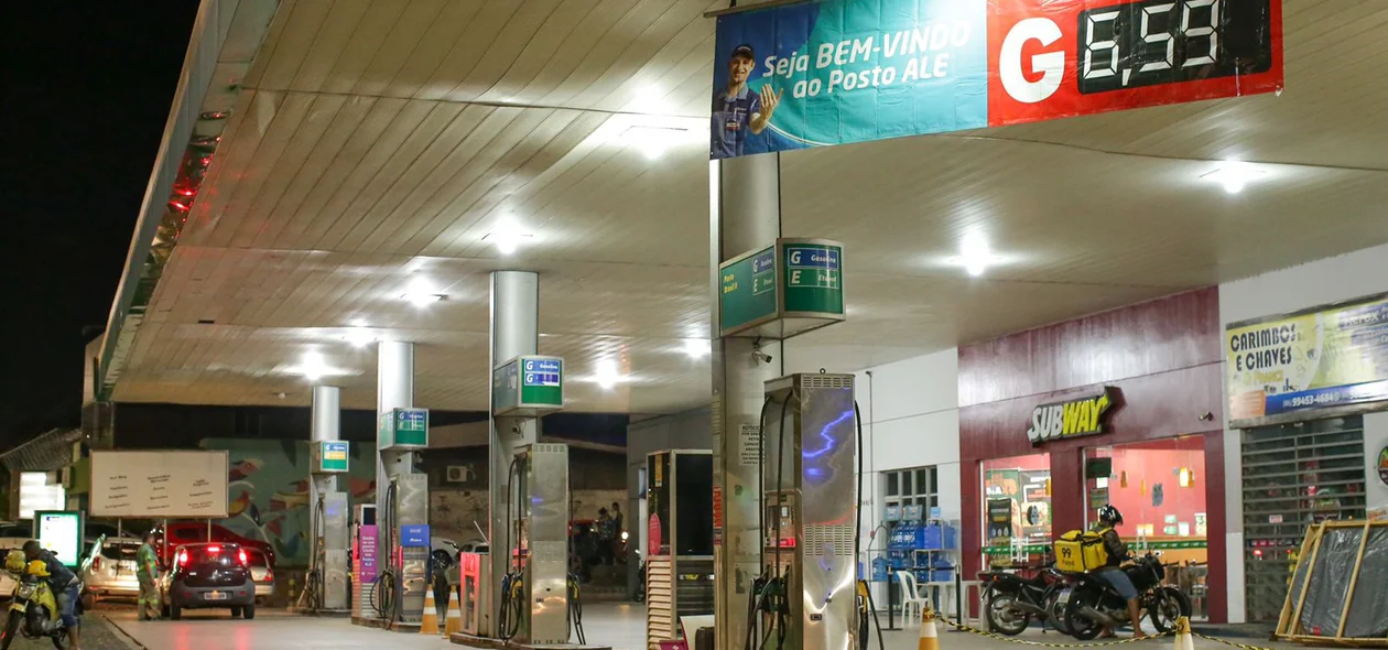 Posto Petrobras no cruzamento das avenidas Frei Serafim e Miguel Rosa