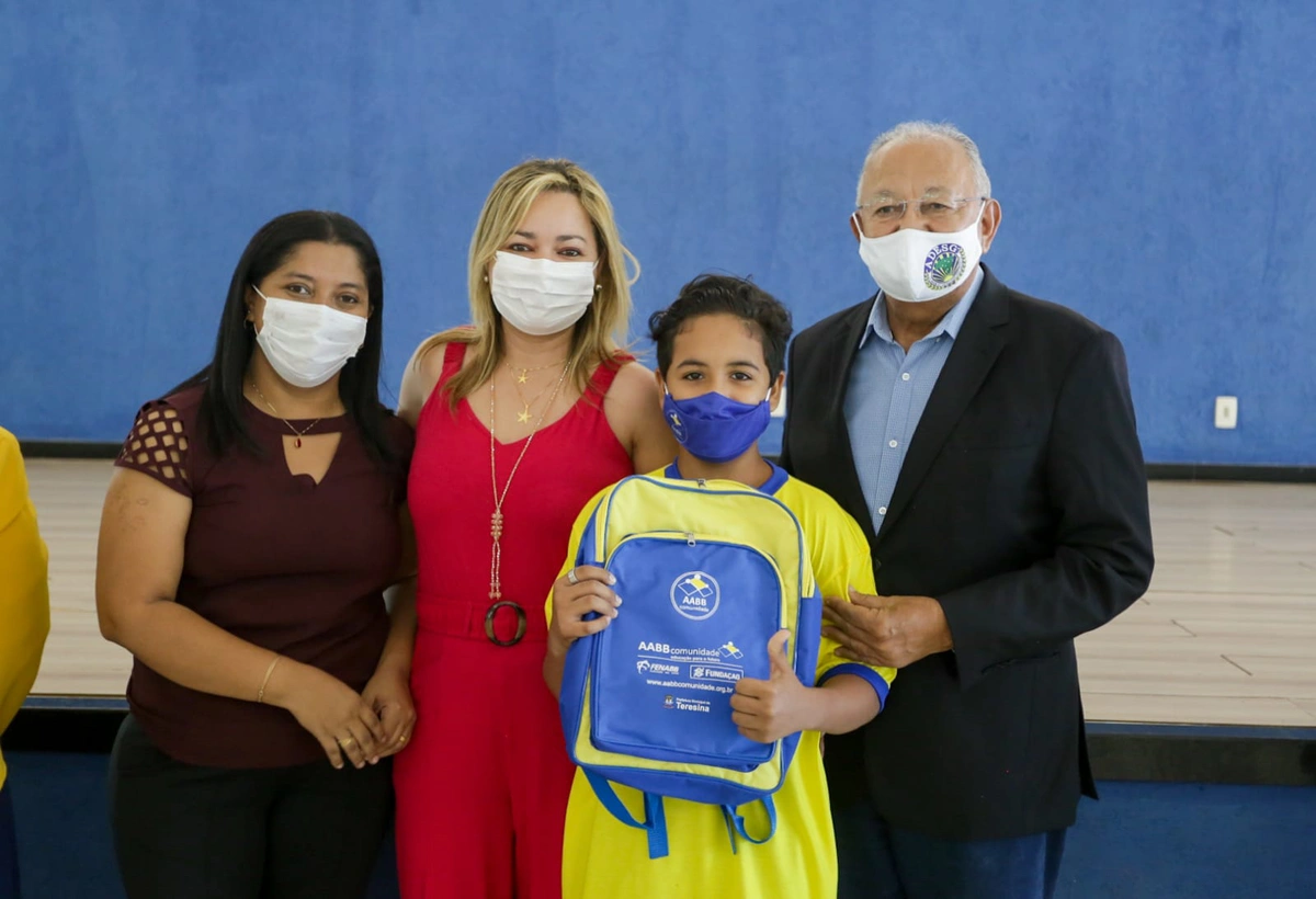 Prefeito entrega 100 kits com material do Programa AABB Comunidade para alunos