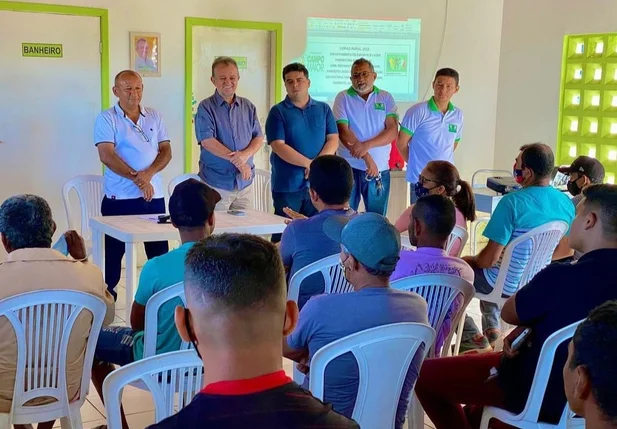 Prefeito Joãozinho Félix reunido com a equipe esportiva