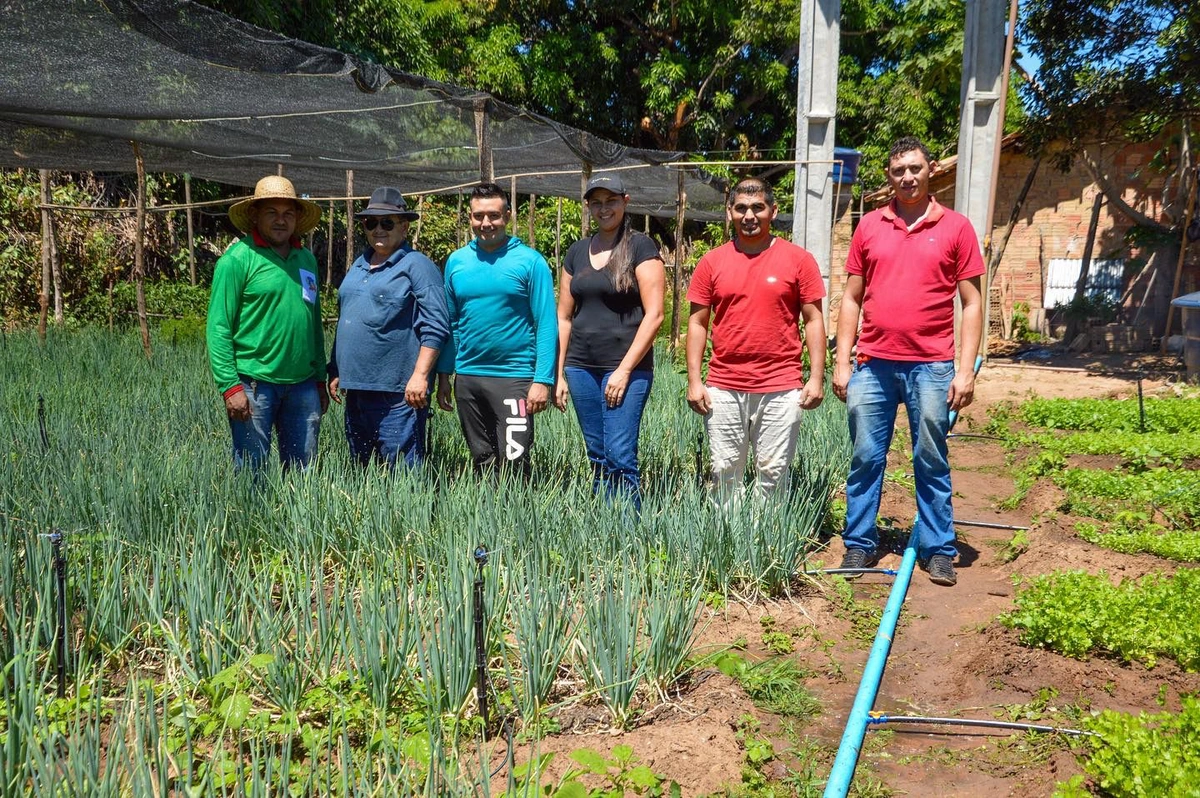 Prefeitura de Lagoa de São Francisco entrega kits a agricultores