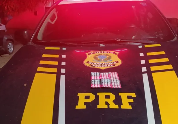 PRF apreende 200 comprimidos de rebite na BR 135 em Bom Jesus
