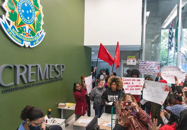 Protesto pela cassação do registro do anestesista estuprador.