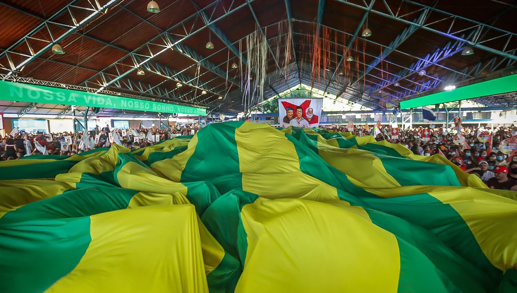 Público carregando bandeira do Piauí