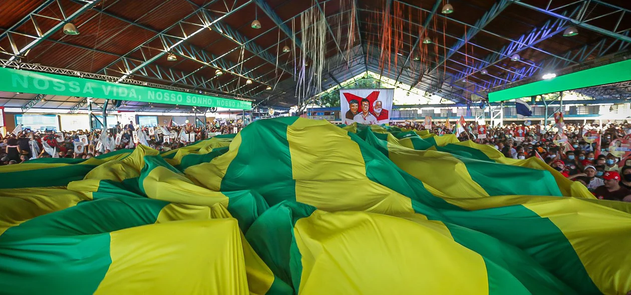 Público carregando bandeira do Piauí