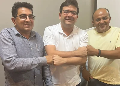 Rafael Fonteles ladeado por Valdemir Virgino e Neto do Angelim