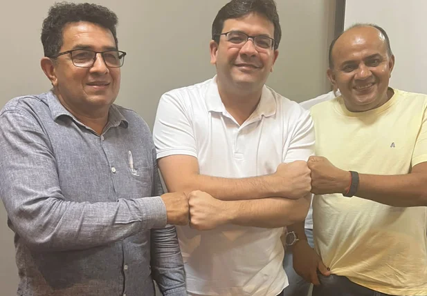 Rafael Fonteles ladeado por Valdemir Virgino e Neto do Angelim