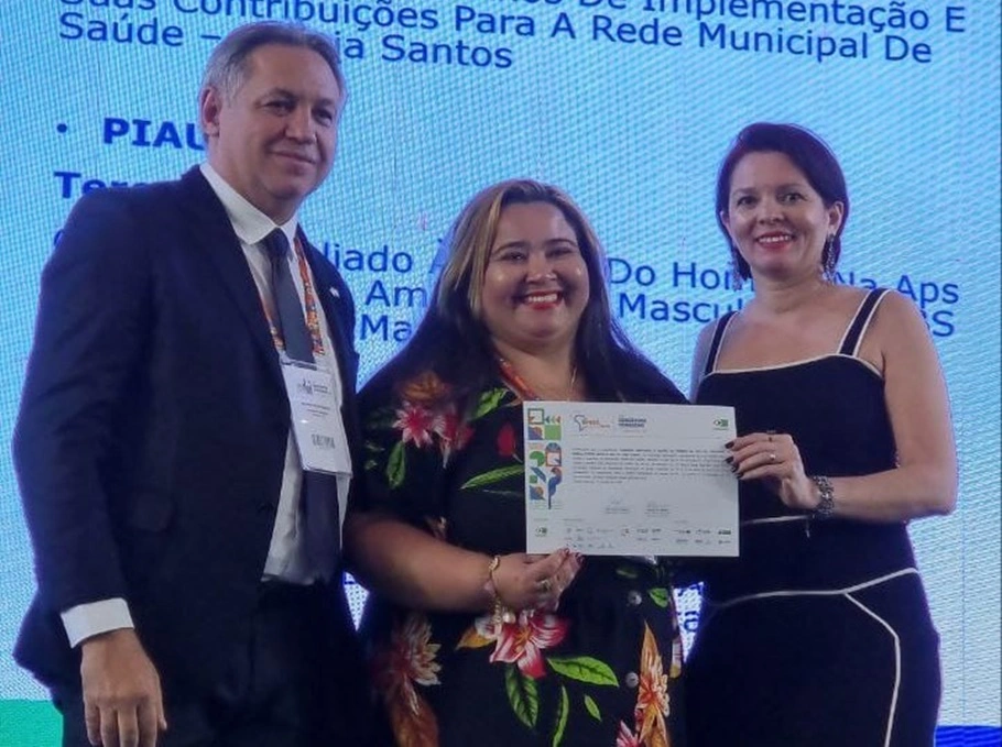 Recebendo a premiação durante o XXXVI Congresso Nacional de Secretarias Municipais de Saúde