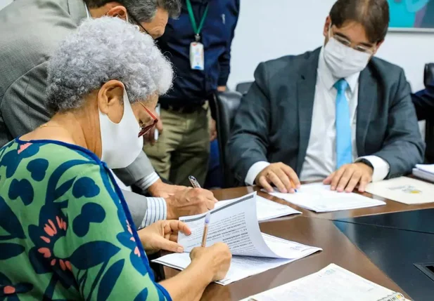 Regina Sousa assina contrato da Nova Maternidade