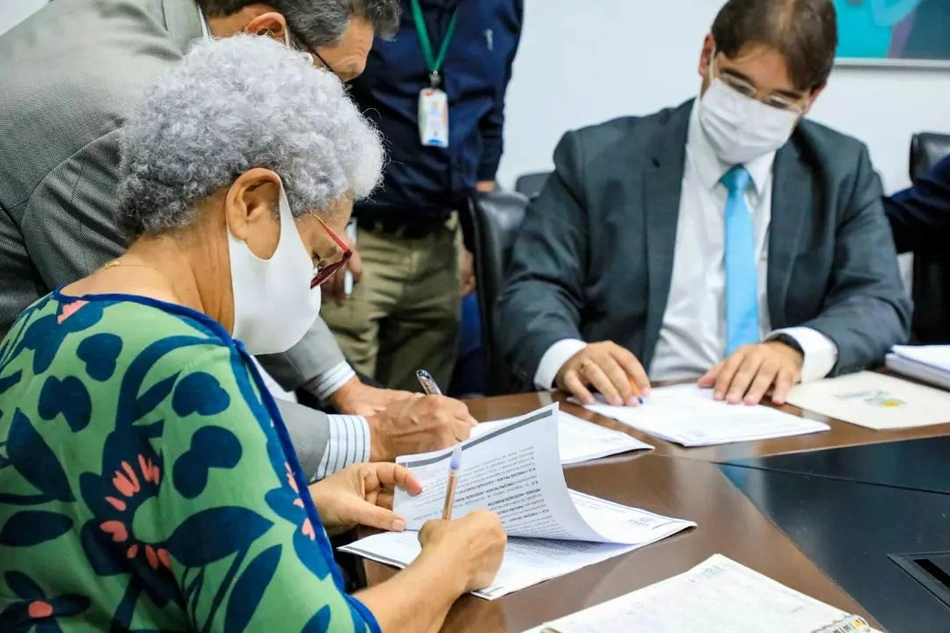 Regina Sousa assina contrato da Nova Maternidade
