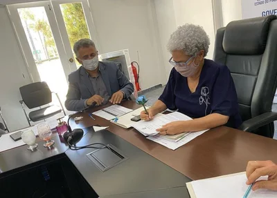 Regina Sousa e reitor Evandro Alberto