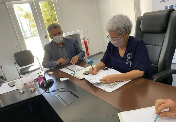 Regina Sousa e reitor Evandro Alberto