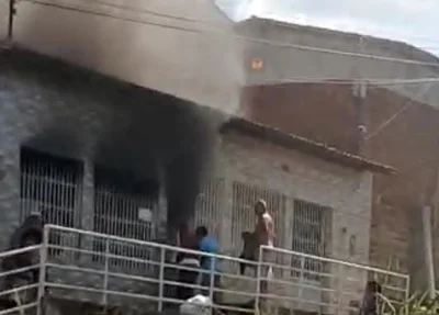 Residência em chamas no bairro Bela Vista