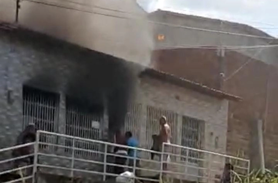 Residência em chamas no bairro Bela Vista