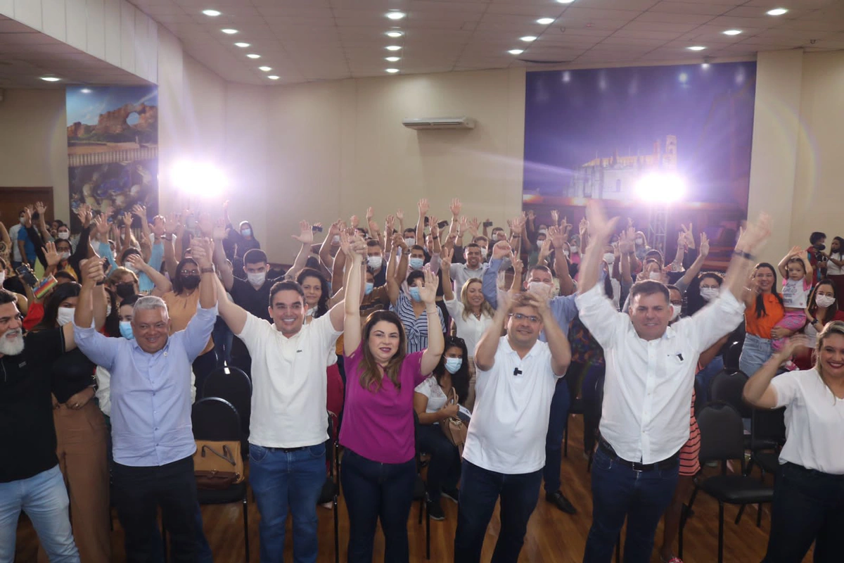 Reunião de Rafel Fonteles, Carlos Augusto e Tatiana Melo com profissionais da enfermagem.
