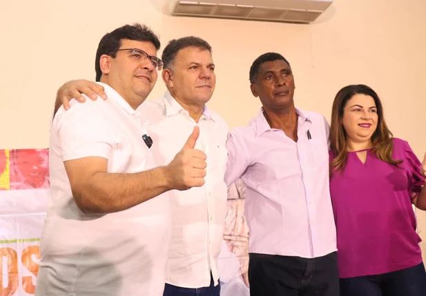 Reunião de Rafel Fonteles, Carlos Augusto e Tatiana Melo com profissionais da enfermagem.