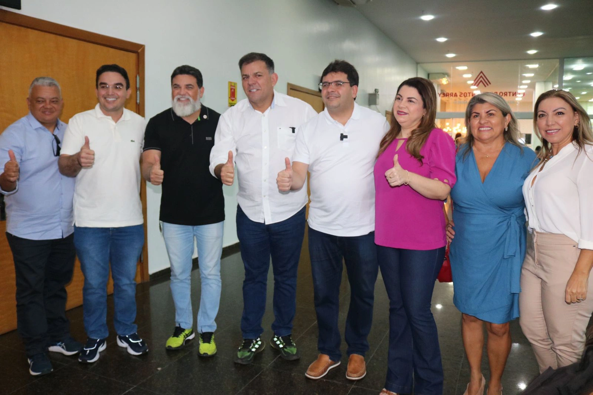 Reunião de Rafel Fonteles, Carlos Augusto e Tatiana Melo com profissionais da enfermagem.