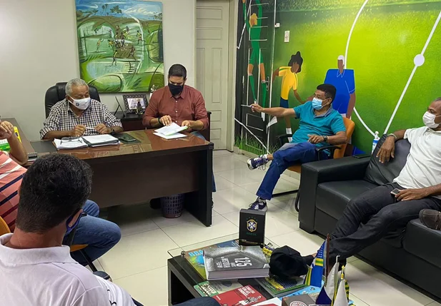Reunião na sede da Federação de Futebol do Piauí