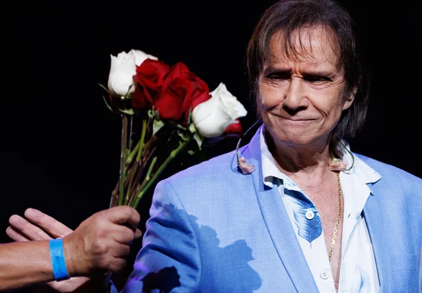 Roberto Carlos entrega rosas para a plateia