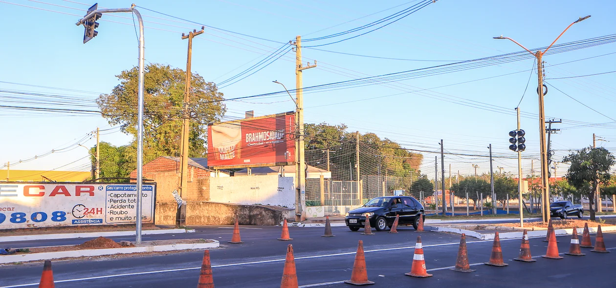 Semáforo em cruzamento da Avenida Zequinha Freire