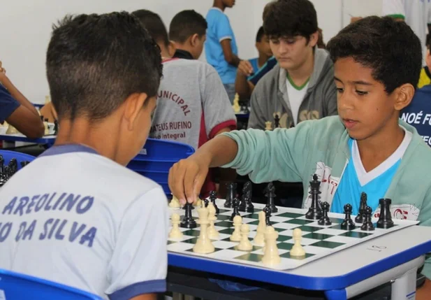 Semec busca acadêmicos habilitados em xadrez para atuar em escolas municipais