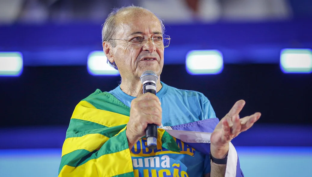 Sílvio Mendes discursando