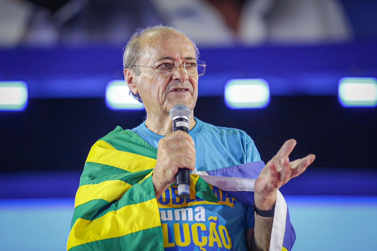 Sílvio Mendes discursando