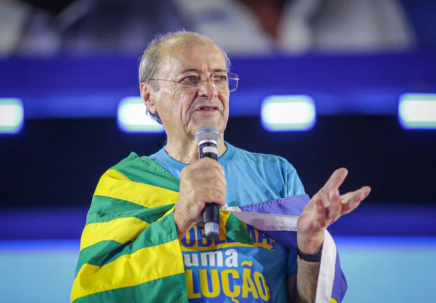 Sílvio Mendes discursando