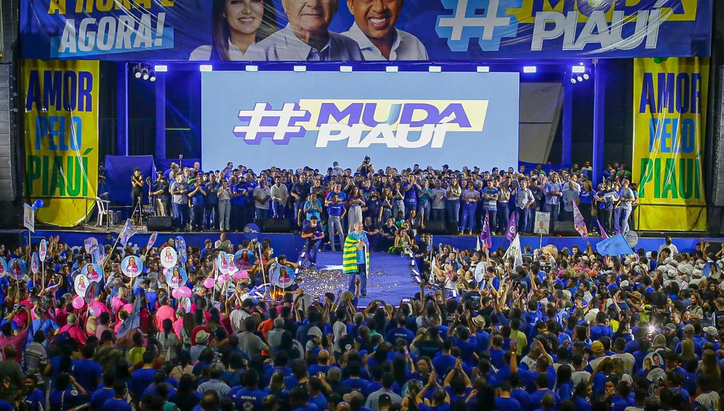 Sílvio Mendes rodeado de apoiadores no evento