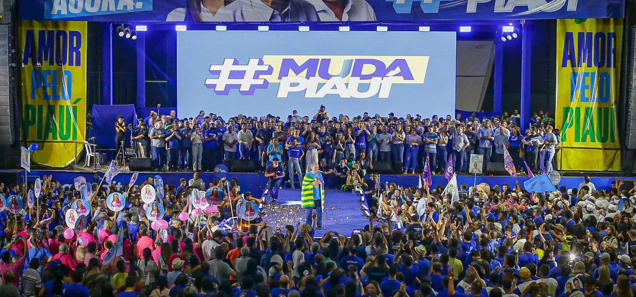 Sílvio Mendes rodeado de apoiadores no evento