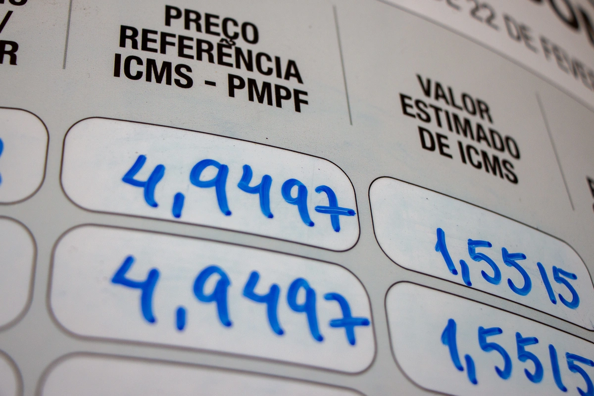 Tabela de impostos cobrados por litro da gasolina