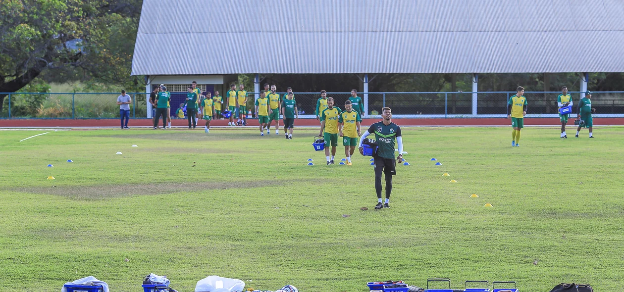 Time do Altos entrendo em campo