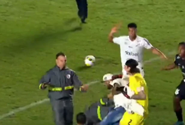 Torcedor do Santos invade gramado e agride goleiro Cássio, do Corinthians.