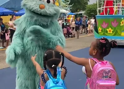 Trecho do vídeo gravado pela Jordi Brown que acusa parque da Vila Sésamo de racismo