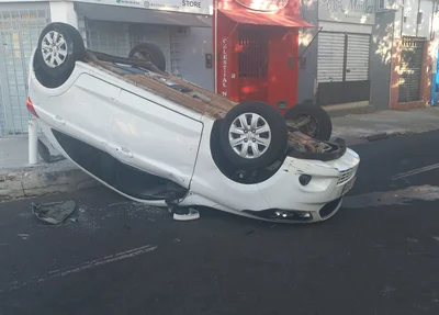 Veículo capotou após colisão no centro de Teresina