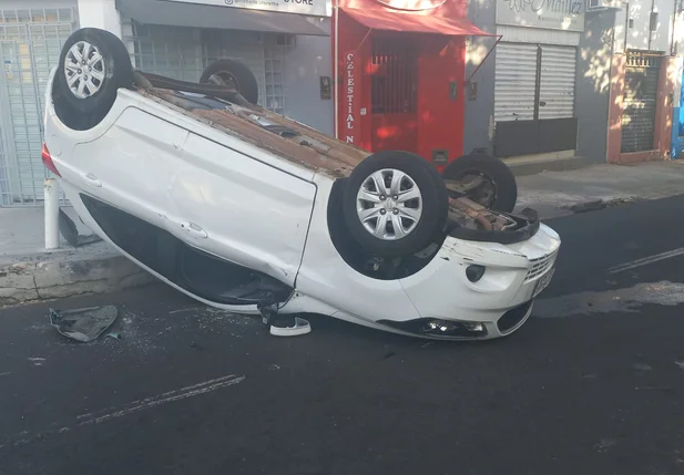 Veículo capotou após colisão no centro de Teresina