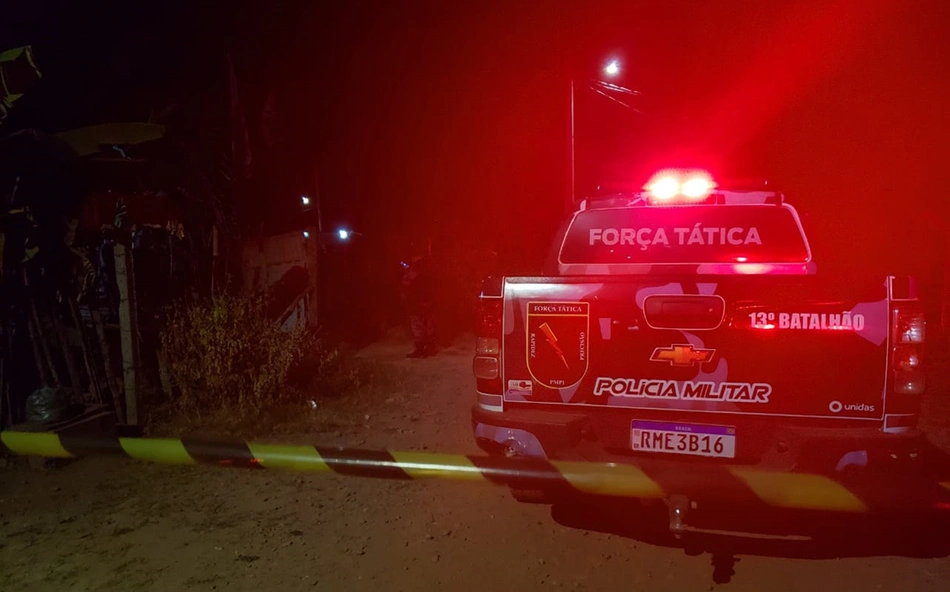 Viatura da Força Tática no local