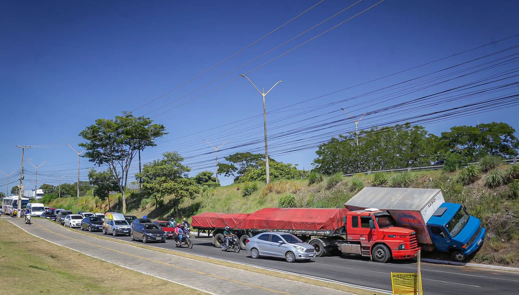 Visão lateral do acidente registrado na BR 316, em frente ao Atacadão
