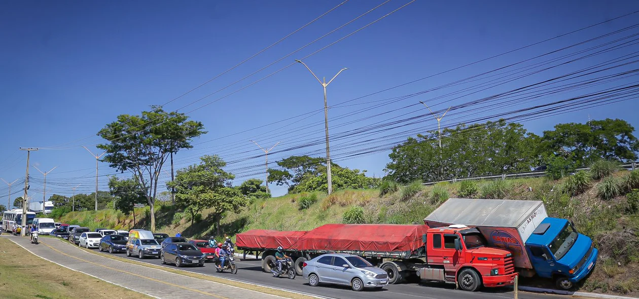 Visão lateral do acidente registrado na BR 316, em frente ao Atacadão