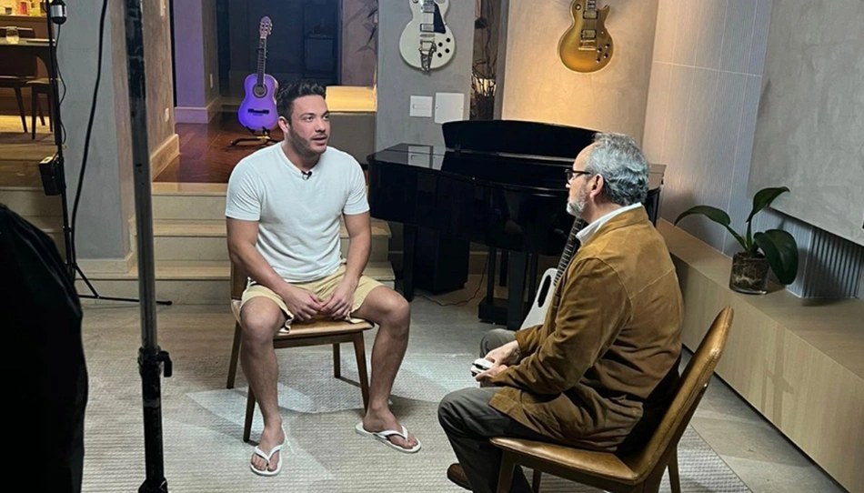 Wesley Safadão e o repórter Ernesto Paglia