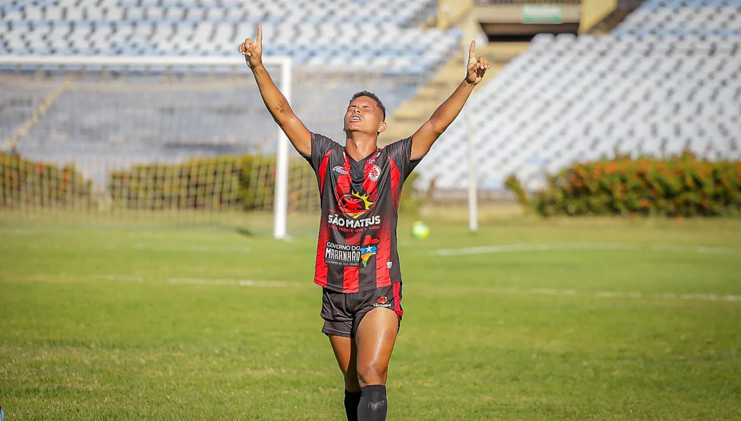 Zé Arthur comemorando gol