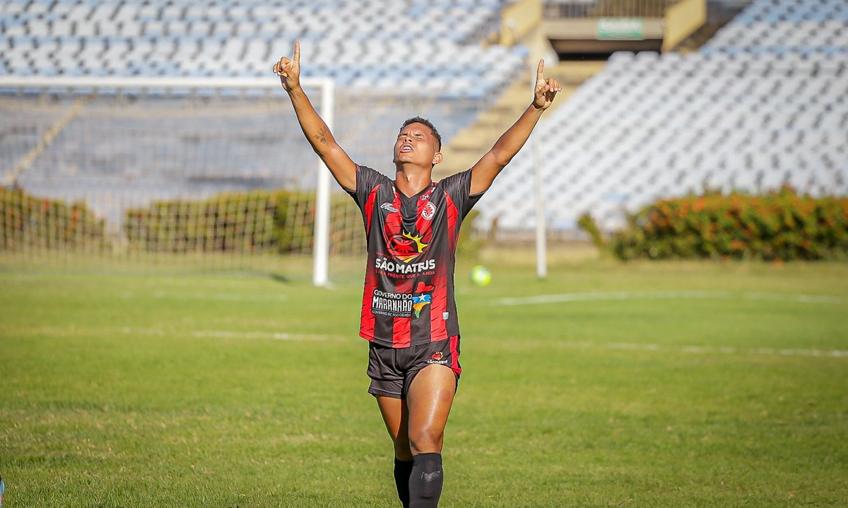 Zé Arthur comemorando gol