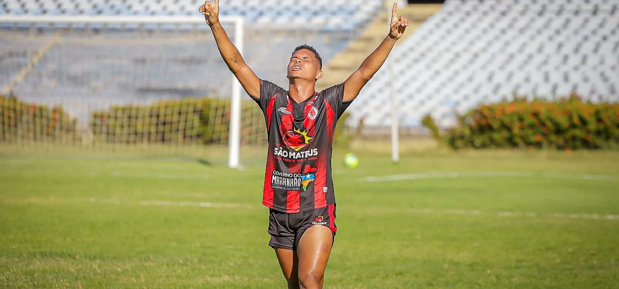 Zé Arthur comemorando gol