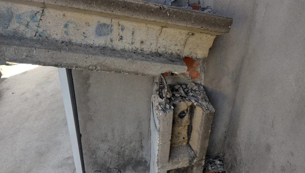 A estrutura do poste rompeu