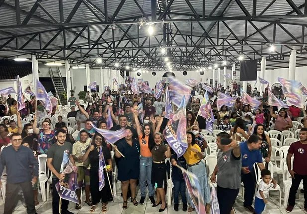 A vereadora Fernanda Gomes lança candidatura lançou a sua candidatura em meio a uma multidão na cidade de Parnaíba