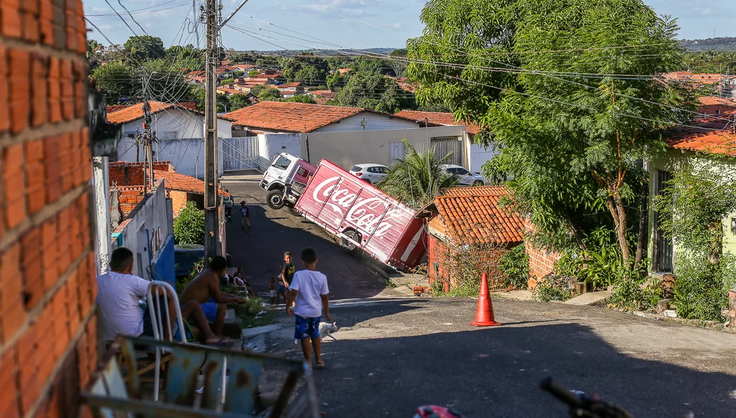Acidente aconteceu na rua Coimbra, bairro Água Mineral